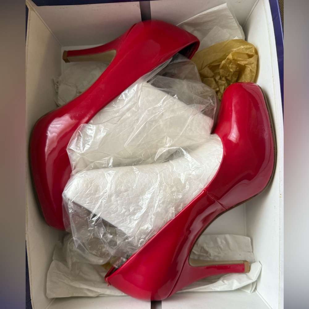 Madden Girl Glossy Red Heels, Size 6 - Picture 6 of 7
